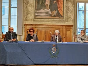 presentazione libro saletta con tavolo e sedie